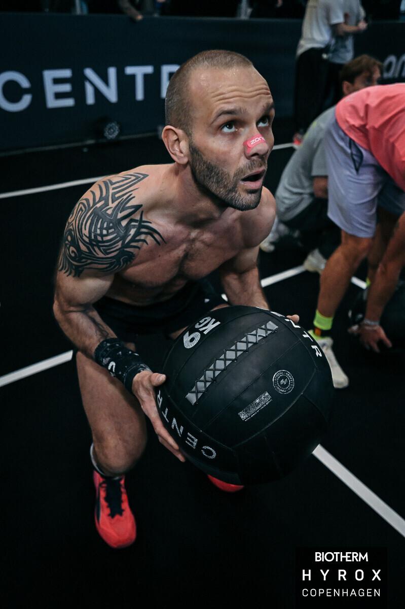 Dariusz competing in a HYROX functional fitness event (photo 20 of 22)