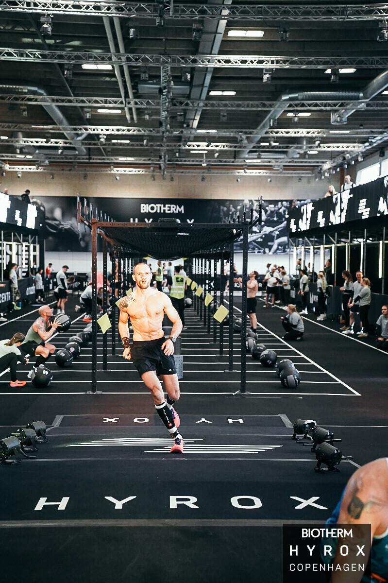 Dariusz competing in a HYROX functional fitness event (photo 21 of 22)